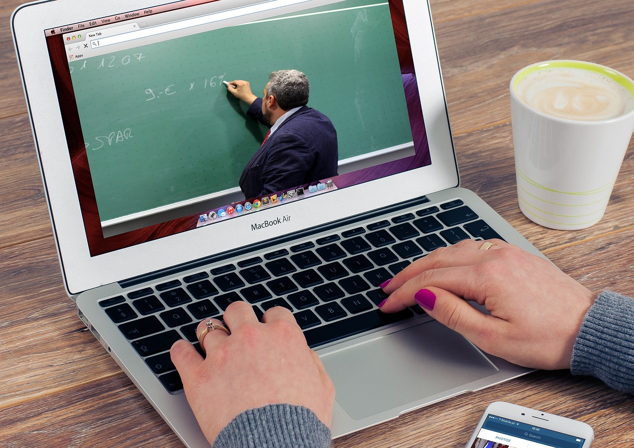 Comment les Technologies Transforment l'Enseignement à la Maison